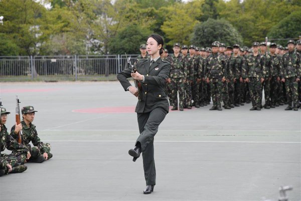 策略红 退伍后回到校园读大一，她为军训同学当“教官”